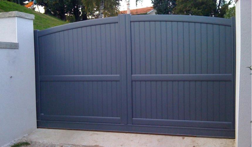 Portail alu Ruchottes coulissant forme bombée aspect 2 vantaux